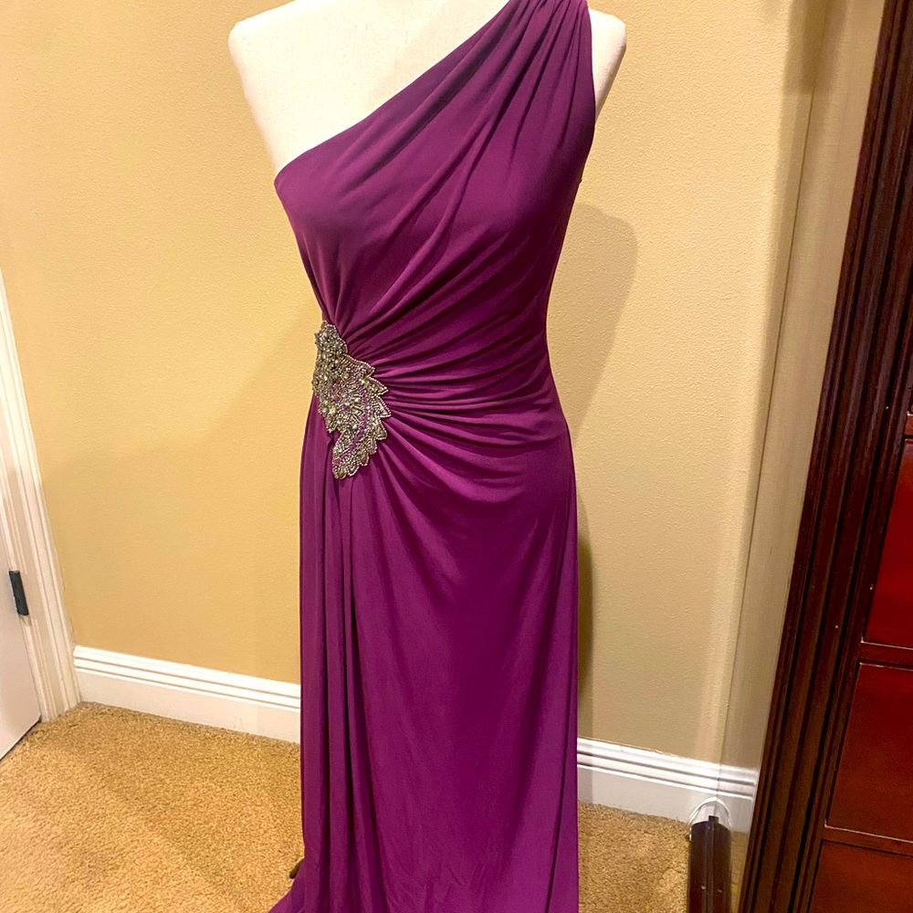 David Meisner size 4 gown. New with tags.